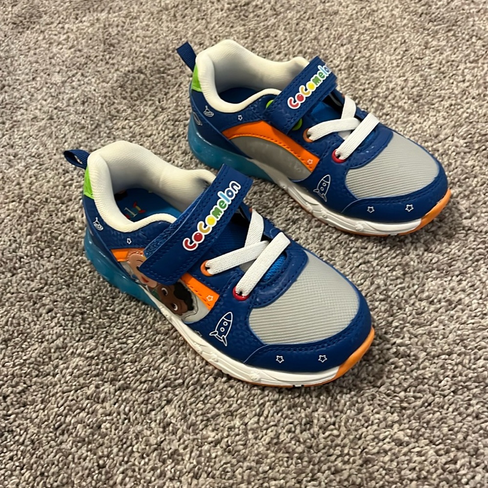 CoComelon Light Up Velcro Sneakers Size 11